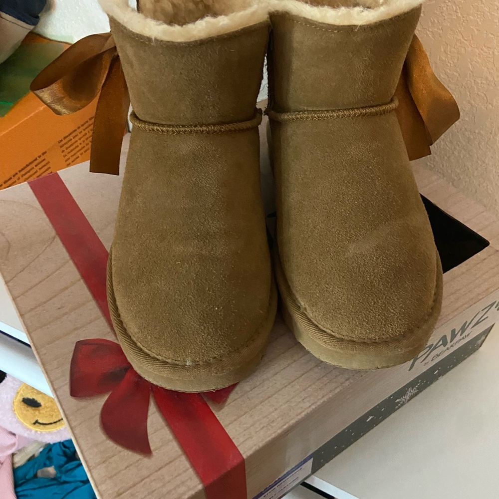 Brand new bear paw boats with box